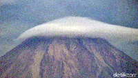 Meski demikian, fenomena gunung Semeru bertopi awan tersebut tidak berkaitan dengan aktivitas gunung Semeru. Hingga kini status gunung Semeru masih level dua atau waspada.  