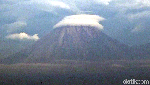 Uniknya Gunung Semeru Bertopi Awan