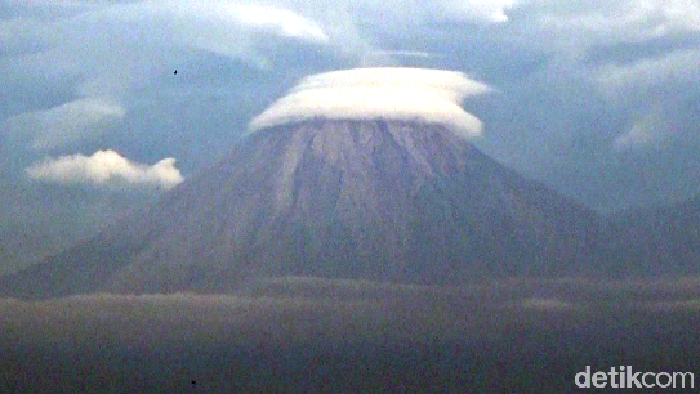 Uniknya Gunung Semeru Bertopi Awan Fenomena unik terlihat di gunung Semeru yang berada di Lumajang Jawa Timur. Gunung Semeru terlihat bertopi awan pada pukul sekitar 06.30 WIB.