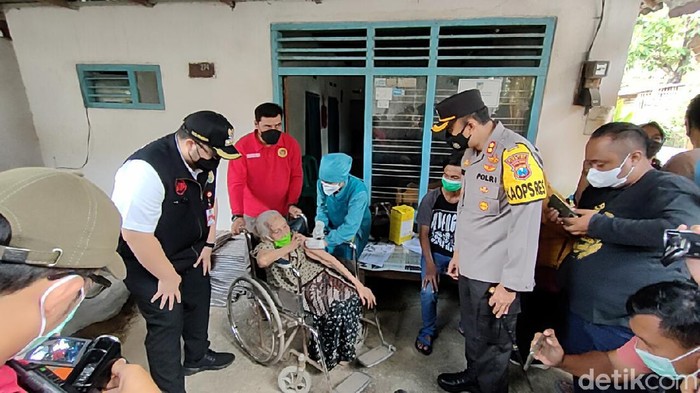 Badan Intelijen Negara Jatim dan Pemkab Kediri menggelar vaksinasi COVID-19 untuk warga dan pelajar. Vaksinasi ini mencapai 6.000 dosis.