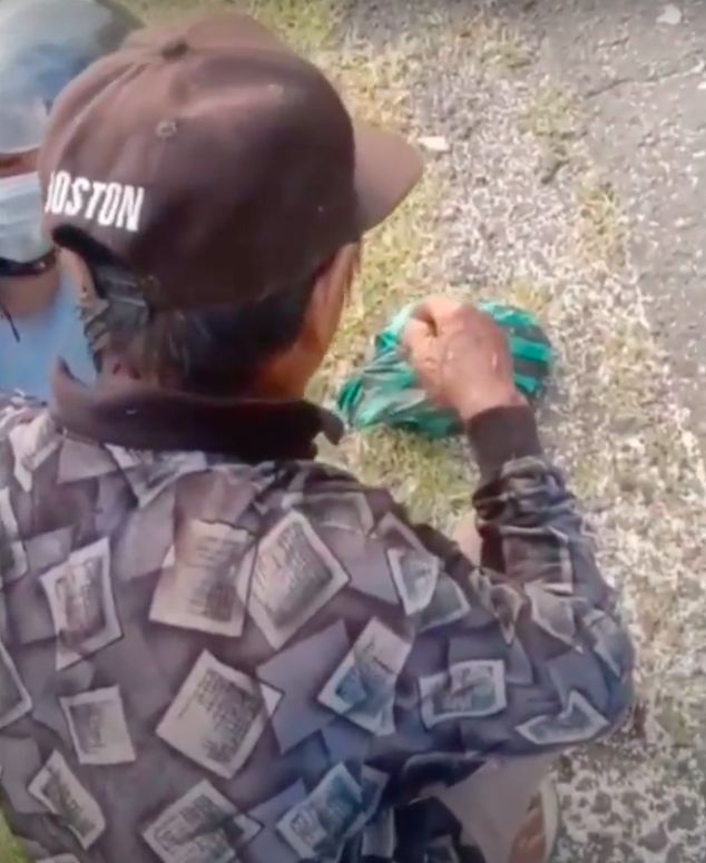 Video seorang kakek memunguti butiran beras berserakan di jalanan viral di medsos. Video itu menarik simpati dari banyak warganet hingga pemda turun tangan. (dok Istimewa)