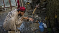 Hal ini dikarenakan proyek-proyek pembangunan di Kabul telah mangkrak. Banyak bank yang tutup dan mata uang asing tak lagi beredar di sana. AP Photo/Bernat Armangue