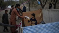 Karena itu, saat ini di Afghanistan ratapan yang paling sering didengar di Kabul selama beberapa pekan terakhir adalah tentang harga makanan dan keputusasaan para orang tua yang berjuang memberi makan anak mereka. Harga makanan melonjak drastis, sementara jutaan orang berjuang untuk memberi makan keluarga mereka. AP Photo/Bernat Armangue