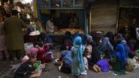 Saking sulitnya mendapatkan uang, ratusan pekerja konstruksi di Kabul kini terus berkumpul di pasar mulai waktu subuh. Mereka mengemis pekerjaan sebagai buruh harian. AP Photo/Bernat Armangue