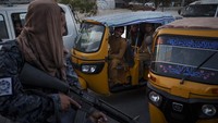 Kelompok Taliban menyatakan perang telah berakhir usai para pejuangnya mengambil alih Istana Kepresidenan. Sejak itu, Taliban mulai mengambil ahli pemerintahan negara tersebut. AP Photo/Felipe Dana  
