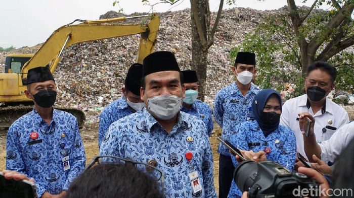 5 Pejabat Blora Ini Dilantik di TPA Desa Temurejo Ada yang unik dalam pelantikan pimpinan tinggi pratama (JPT) atau pejabat eselon 2 di Kabupaten Blora. Pelantikan dilakukan di TPA sampah di Desa Temurejo, Kecamatan Blora.