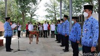 Di momentum tak biasa itu, Arif melantik 5 pejabat untuk mengisi kursi kepala dinas dan satu posisi asisten sekda bidang pemerintahan dan kesejahteraan rakyat.