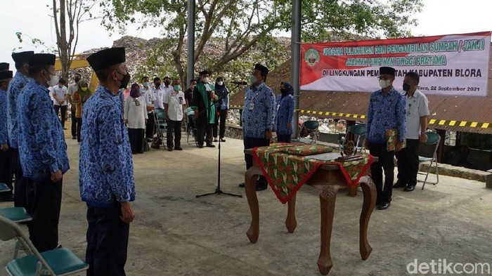 5 Pejabat Blora Ini Dilantik di TPA Desa Temurejo Ada yang unik dalam pelantikan pimpinan tinggi pratama (JPT) atau pejabat eselon 2 di Kabupaten Blora. Pelantikan dilakukan di TPA sampah di Desa Temurejo, Kecamatan Blora.