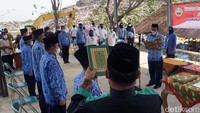 Prosesi pengambilan sumpah jabatan biasanya dilakukan di pendopo rumah dinas Bupati namun kali ini dilakukan di tempat pembuangan akhir (TPA) sampah di Desa Temurejo, Kecamatan Blora, rabu (22/9/2021).