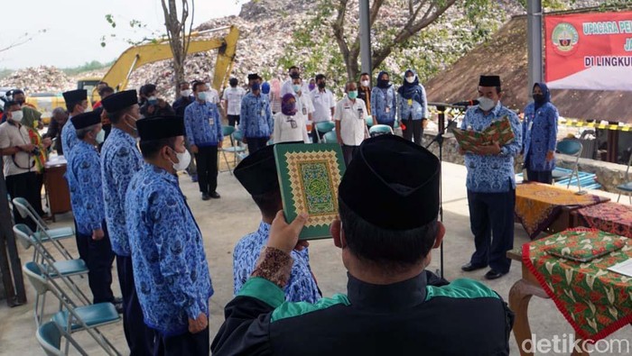 5 Pejabat Blora Ini Dilantik di TPA Desa Temurejo Ada yang unik dalam pelantikan pimpinan tinggi pratama (JPT) atau pejabat eselon 2 di Kabupaten Blora. Pelantikan dilakukan di TPA sampah di Desa Temurejo, Kecamatan Blora.