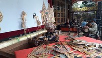 Demi mencari rezeki yang halal, enam dalang senior di Boyolali, Jawa Tengah, mengamen dari rumah ke rumah.  Foto: Ragil Ajiyanto/ detikcom