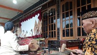 Mereka menyebut aktivitas tersebut sebagai wayang ngamen.  Foto: Ragil Ajiyanto/ detikcom