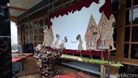 Kegiatan ngamen wayang juga dilakukan untuk mengobati rasa kangen para dalang terhadap wayang dan para penggemarnya.  Foto: Ragil Ajiyanto/ detikcom