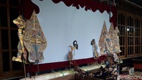 Kegiatan ngamen ini dilakukan 6 dalang senior dari rumah ke rumah.  Foto: Ragil Ajiyanto/ detikcom