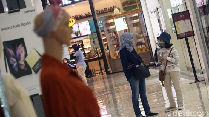 Anak di Bawah 12 Tahun Boleh Masuk Mal di Bandung Anak di bawah usia 12 tahun sudah diizinkan kembali masuk mal di Kota Bandung, Jawa Barat. Hal ini membuat kunjungan mal meningkat.