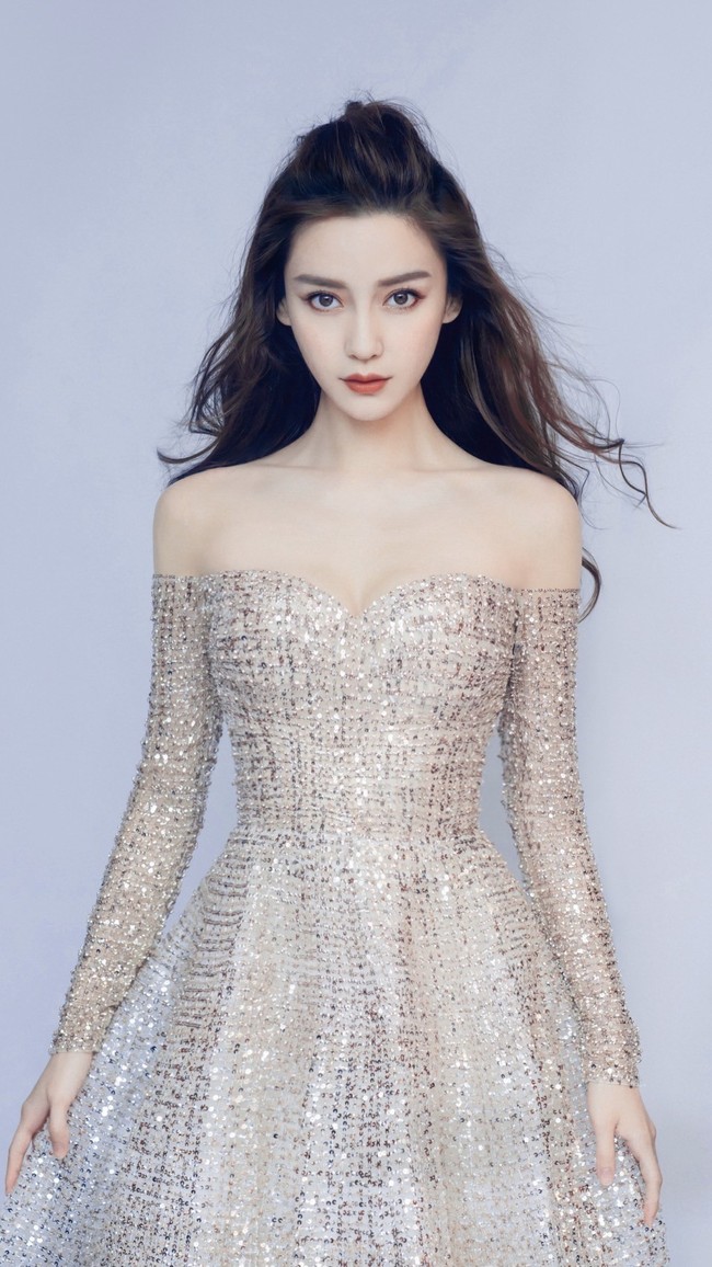 Kabar bahwa rumah tangga keduanya tak harmonis menyeruak pada 2019, karena mereka jarang terlihat bersama di muka umum maupun berinteraksi lewat media sosial. Namun di tahun yang sama, baik Angelababy maupun Huang membantahnya. Foto: dok. Facebook Angelababy