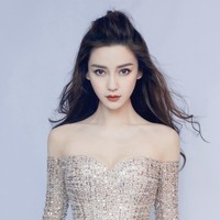 Kabar bahwa rumah tangga keduanya tak harmonis menyeruak pada 2019, karena mereka jarang terlihat bersama di muka umum maupun berinteraksi lewat media sosial. Namun di tahun yang sama, baik Angelababy maupun Huang membantahnya. Foto: dok. Facebook Angelababy