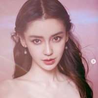 Angelababy merupakan aktris dan penyanyi China yang sudah membintangi puluhan judul film dan serial televisi. Dia pernah meraih penghargaan aktris pendukung terbaik lewat aktingnya dalam film Mojin: The Lost Legend. Foto: Instagram