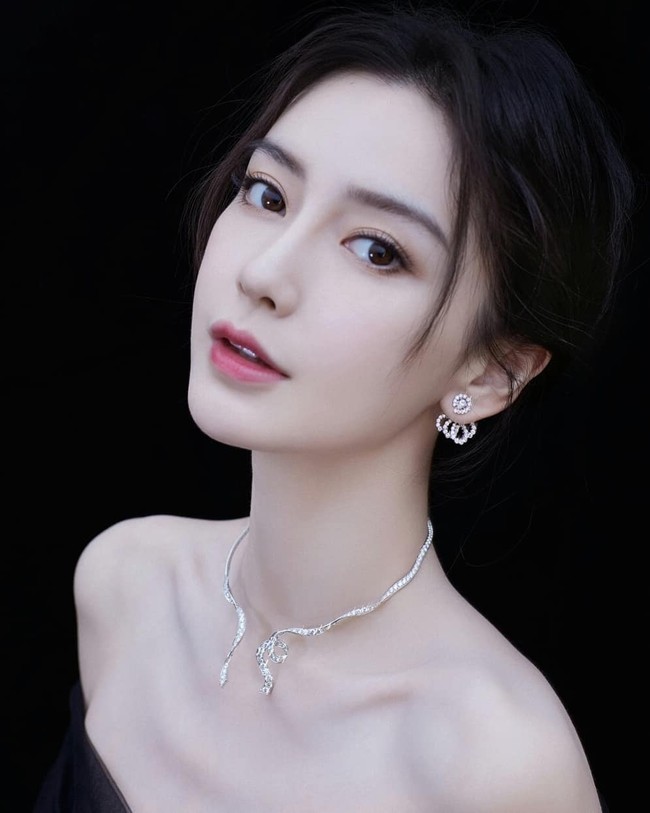 Saat TC Candler merilis 100 Wanita Tercantik di Asia 2020, nama Angelababy masuk dalam daftar di urutan ketiga. Dia mengalahkan aktris China keturunan Uighur, Dilraba Dilmurat yang ada di urutan keempat. Foto: Facebook Angelababy