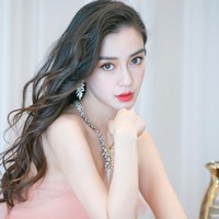 Angelababy saat ini populer sebagai bintang Running Man versi China, Keep Running. Aktris 32 tahun itu sudah sejak 2014 bergabung dalam variety show yang sudah memasuki musim ke-9 penayangan. Foto: Facebook Angelababy