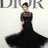 Angelababy lahir di Shanghai pada 28 Februari 1989. Ayahnya orang Hong Kong, sedangkan ibunya Shanghai. Dia memiliki paras rupawan karena sang ayah memiliki darah Jerman. Foto: Getty Images