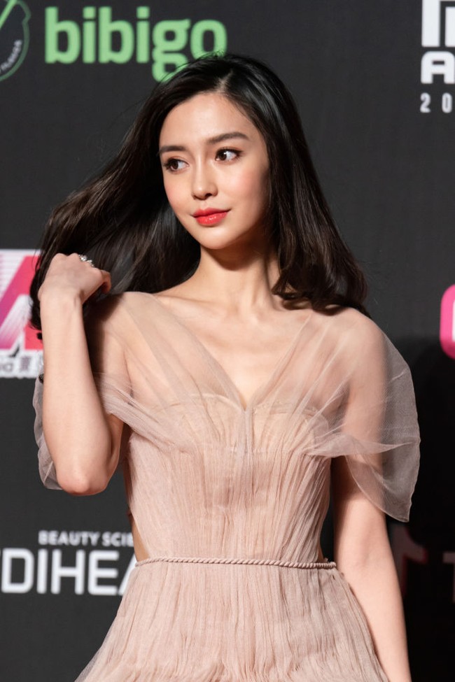 Angelababy kerap tidak tinggal diam dengan rumor negatif tentang dirinya. Selain membantah gosip operasi plastik, dia juga melayangkan somasi pada netizen yang menyebutnya selingkuh pada Juni 2021 ini. Foto: Getty Images