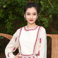 Angelababy merupakan istri dari aktor tampan China Huang Xiaoming. Sang suami usianya 11 tahun lebih tua darinya. Keduanya menikah pada 2015 setelah pacaran selama enam tahun. Dari pernikahan tersebut, Angelababy sudah melahirkan seorang anak laki-laki pada 2017. Foto: Getty Images