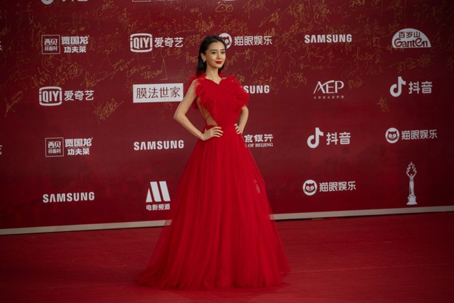 Sosok Angelababy sering disebut sebagai Kim Kardashian versi Asia karena hidup glamour yang dijalaninya. Salah satu yang paling viral dari keglamouran hidupnya adalah ketika dia dan suaminya, aktor Huang Xiaoming, menggelar resepsi pernikahan. Acara tersebut dikabarkan menghabiskan biaya hingga Rp 4,2 Triliun. Foto: Getty Images