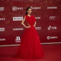 Sosok Angelababy sering disebut sebagai Kim Kardashian versi Asia karena hidup glamour yang dijalaninya. Salah satu yang paling viral dari keglamouran hidupnya adalah ketika dia dan suaminya, aktor Huang Xiaoming, menggelar resepsi pernikahan. Acara tersebut dikabarkan menghabiskan biaya hingga Rp 4,2 Triliun. Foto: Getty Images