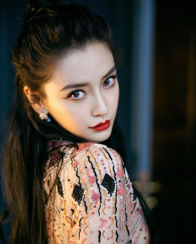 Memiliki paras cantik memesona, Angelababy kerap dituduh melakukan operasi plastik. Wanita dengan nama asli Angela Yeung Wing itu sampai melayangkan gugatan pada sebuah klinik kecantikan yang merilis artikel dengan menyebutnya operasi plastik. Foto: Facebook Angelababy