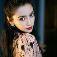 Memiliki paras cantik memesona, Angelababy kerap dituduh melakukan operasi plastik. Wanita dengan nama asli Angela Yeung Wing itu sampai melayangkan gugatan pada sebuah klinik kecantikan yang merilis artikel dengan menyebutnya operasi plastik. Foto: Facebook Angelababy