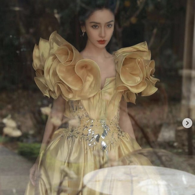 Ayah Angelababy memiliki bisnis fashion di Shanghai. Itulah yang kemudian membuat bintang film Hollywood, Independence Day: Resurgence itu tertarik pada fashion dan terjun ke dunia modelling hingga kini populer sebagai aktris. Foto: Instagram