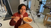  Tak jauh beda dari orang lainnya. Angga ternyata masih hobi makan mie instan, lihat saja nih lahapnya Angga santap mie instan dengan topping telur hingga udang yang bikin ngiler. Foto: Instagram @anggayunandareal16