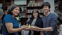 Dipasangkan dengan Zara dalam film populer ‘Dua Garis Biru’ keduanya akrab, makan nasi kuning tumpeng dalam salah satu acara perayaan film mereka. Foto: Instagram @anggayunandareal16