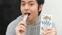 Masih belia dan imut, Angga bikin gemas ketika ngemil stick Pocky yang jadi camilan kesukaannya setelah es krim. Foto: Instagram @anggayunandareal16