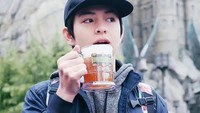 Terakhir ini momen seru Angga saat berlibur ke Jepang dan mencicipi minuman Butter Beer yang terkenal di taman rekreasi Universal Studio yang ada di sana. Foto: Instagram @anggayunandareal16