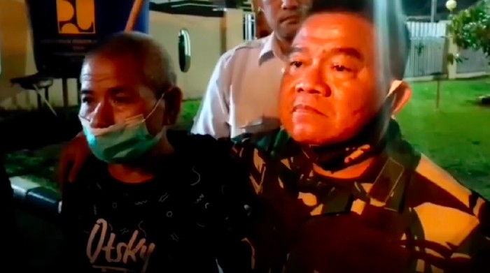 Ari Tahiru, tersangka kasus perusakan panel beton di Minahasa, Sulut, ditangguhkan penahanannya. Irdam Merdeka Brigjen TNI Junior Tumilaar ikut menjemput (Screenshot video viral) Ari Tahiru, tersangka kasus perusakan panel beton di Minahasa, Sulut, ditangguhkan penahanannya. Irdam Merdeka Brigjen TNI Junior Tumilaar ikut menjemput (Screenshot video viral)