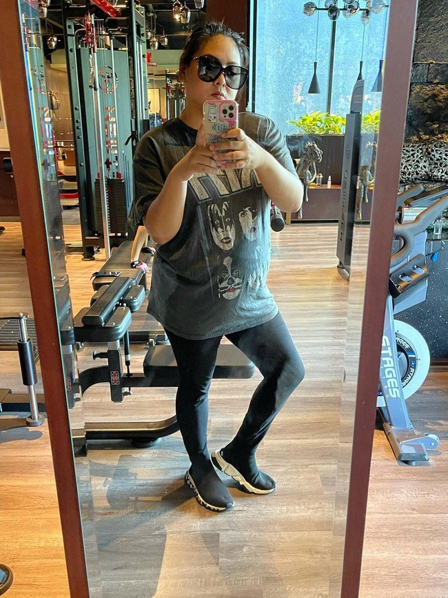 Dalam postingan lain yang menunjukkan dirinya sedang olahraga, Audy Item mengaku dirinya sudah turun enam kg. Terungkap jika hal tersebut merupakan hasil latihan dan mengubah pola makan. Foto: Instagram @audyitem