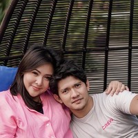 Wanita 38 tahun itu pun menunjukkan bentuk tubuhnya yang mengecilnya setelah program penurunan berat badan. Tak hanya lebih langsing, ia juga mengaku jadi tidak lagi ketergantungan dengan obat lambung karena gaya hidup yang lebih sehat. Foto: Instagram @audyitem