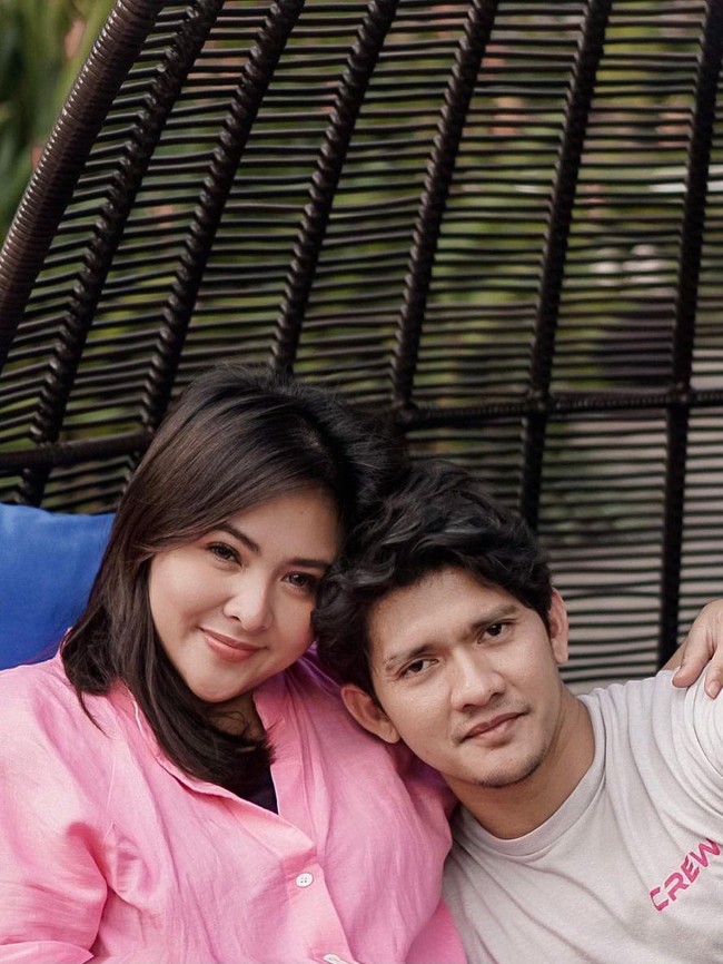 Wanita 38 tahun itu pun menunjukkan bentuk tubuhnya yang mengecilnya setelah program penurunan berat badan. Tak hanya lebih langsing, ia juga mengaku jadi tidak lagi ketergantungan dengan obat lambung karena gaya hidup yang lebih sehat. Foto: Instagram @audyitem