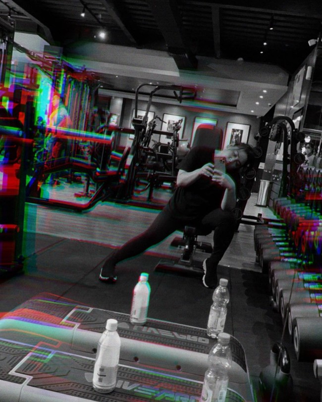 Istri aktor Iko Uwais ini tampaknya memang sedang fokus menjaga kesehatan karena belakangan kerap menunjukkan foto sedang berolahraga, mulai dari sepeda hingga ke gym. Foto: Instagram @audyitem