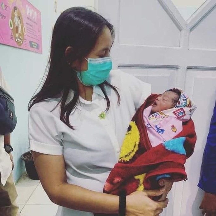Orang dengan gangguan jiwa (ODGJ) di Banyuwangi melahirkan bayi laki-laki seorang diri. Menurut dokter, bayi itu lahir secara spontan di Puskesmas Licin.