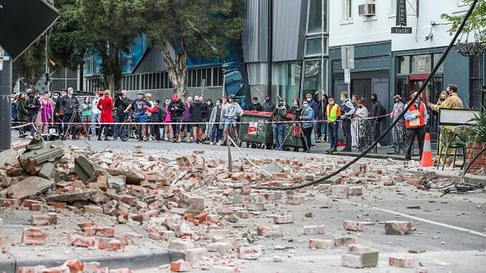 Gempa berkekuatan magnitudo 6 mengguncang kawasan Melbourne Australia. Sejumlah warga pun berlarian ke luar gedung karena panik akibat gempa tersebut.