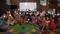 Nadiem mengaku sangat bersyukur bisa bertukar pikiran dengan masyarakat setempat. Ia berharap agar guru serta murid-murid tak kehilangan semangat untuk menuntut ilmu. Foto: Dok. Kemendikbudristek