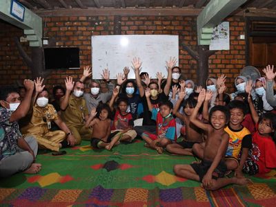 7 Gaya Nadiem Blusukan dan Menginap di Dalam Hutan Jambi