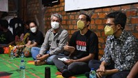 Mantan Bos Go-Jek ini bahkan bertukar pikiran dengan masyarakat setempat tekait kegiatan belajar-mengajar di daerah tersebut. Foto: Dok. Kemendikbudristek