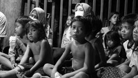 Nadiem bahkan menginap di dalam hutan bersama Orang Rimba dan menikmati waktunya. Foto: Dok. Kemendikbudristek