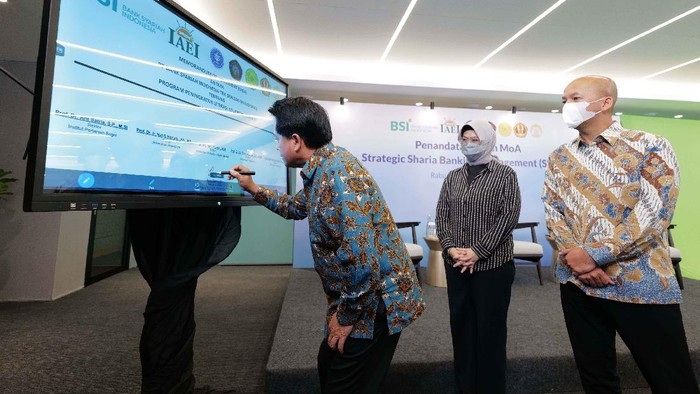 BSI Gandeng Univesitas Tingkatkan Literasi Keungan Syariah PT Bank Syariah Indonesia menandatangani perjanjian kerja sama dengan lima universitas terkemuka di Indonesia. Hal ini untuk meningkatkan literasi keuangan syariah.
