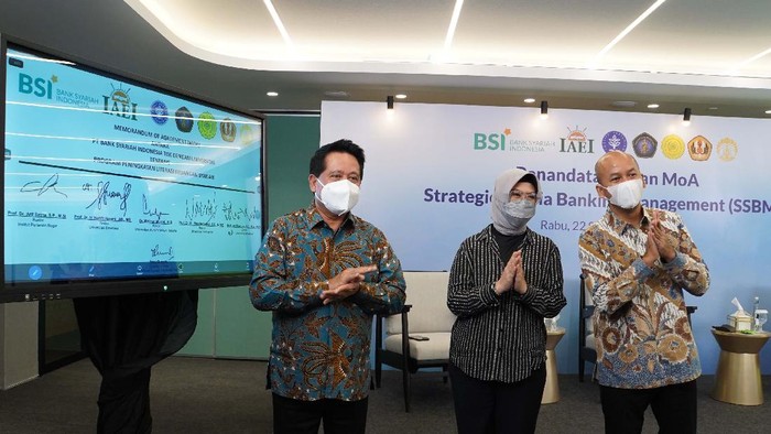 BSI Gandeng Univesitas Tingkatkan Literasi Keungan Syariah PT Bank Syariah Indonesia menandatangani perjanjian kerja sama dengan lima universitas terkemuka di Indonesia. Hal ini untuk meningkatkan literasi keuangan syariah.