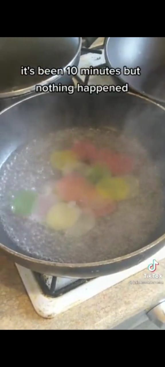 Pertama Kali Masak Kerupuk, Bule Ini Malah Merebusnya!